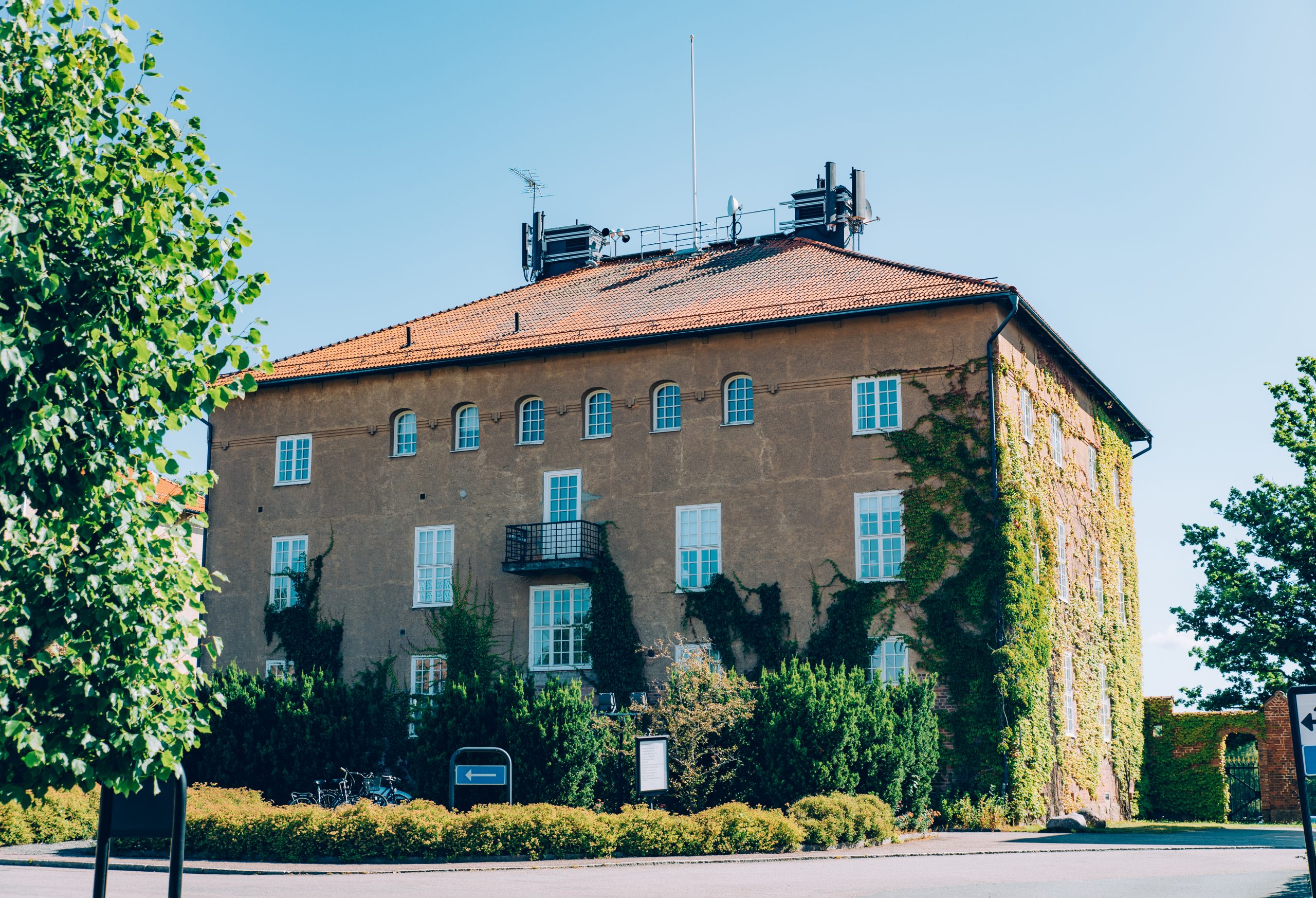 Historiskt fotografi med husarer på I12